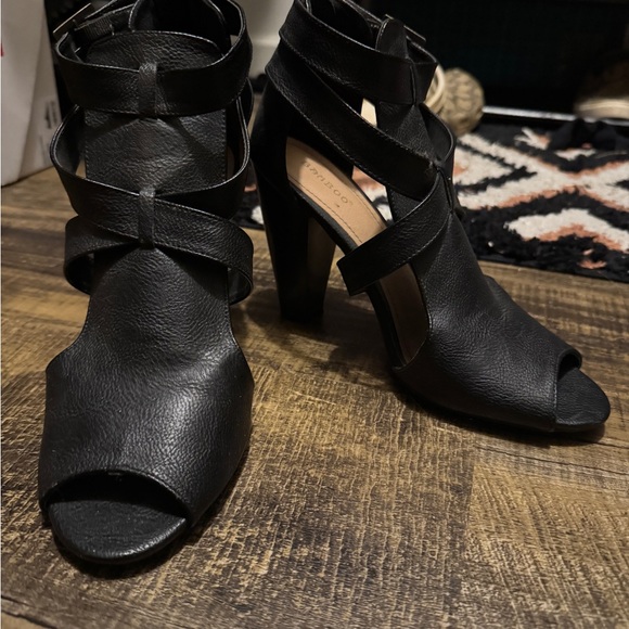 Stylish Black Peep-Toe Heels - Picture 1 of 2